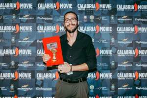 Immagine che contiene testo, persona, vestiti, uomo Il contenuto generato dall'IA potrebbe non essere corretto.