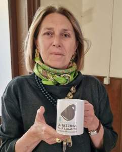 Immagine che contiene vestiti, persona, sciarpa, Viso umano Il contenuto generato dall'IA potrebbe non essere corretto.