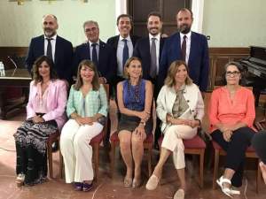 Immagine che contiene vestiti, persona, uomo, calzature Il contenuto generato dall'IA potrebbe non essere corretto.