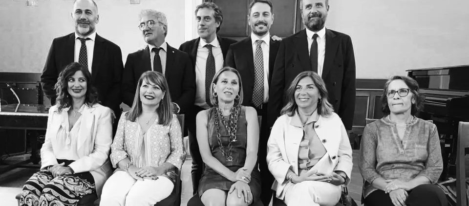 Immagine che contiene vestiti, persona, Viso umano, sorriso Il contenuto generato dall'IA potrebbe non essere corretto.