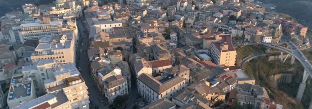 Immagine che contiene Aerofotogrammetria, Vista aerea, aria aperta, Area urbana Il contenuto generato dall'IA potrebbe non essere corretto.