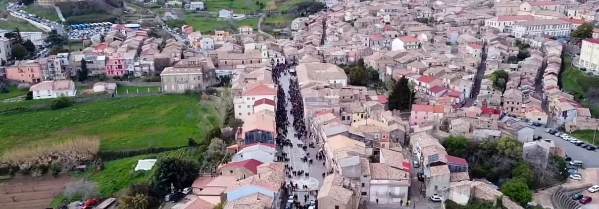 Immagine che contiene aria aperta, edificio, casa, albero Il contenuto generato dall'IA potrebbe non essere corretto.