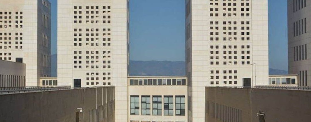 Immagine che contiene edificio, aria aperta, Edificio commerciale, Palazzo Il contenuto generato dall'IA potrebbe non essere corretto.