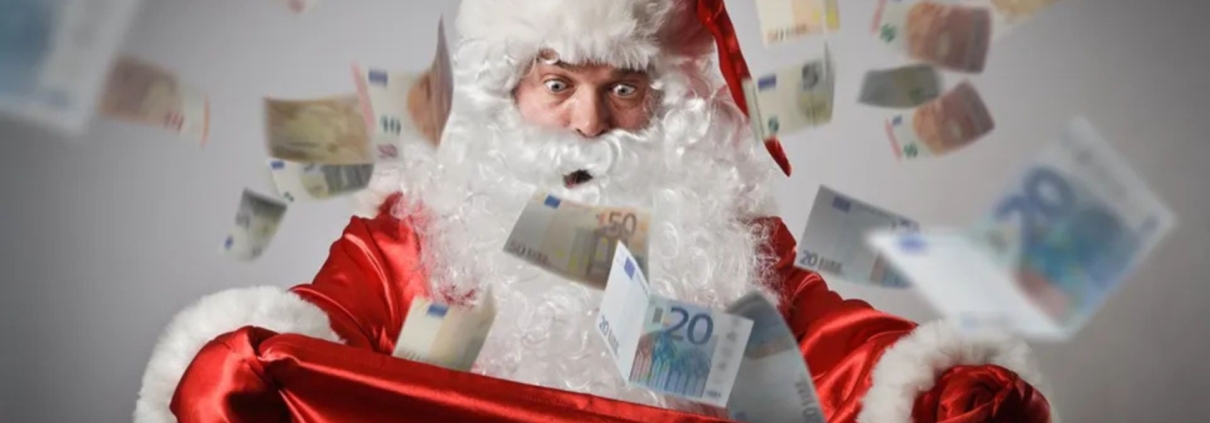 Immagine che contiene natale, interno, Babbo Natale, muro Il contenuto generato dall'IA potrebbe non essere corretto.