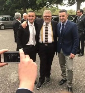 Immagine che contiene persona, vestiti, calzature, aria aperta

Il contenuto generato dall'IA potrebbe non essere corretto.