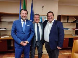 Immagine che contiene persona, vestiti, interno, cravatta

Il contenuto generato dall'IA potrebbe non essere corretto.