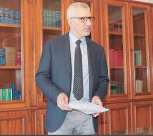 Immagine che contiene persona, vestiti, libro, uomo

Il contenuto generato dall'IA potrebbe non essere corretto.