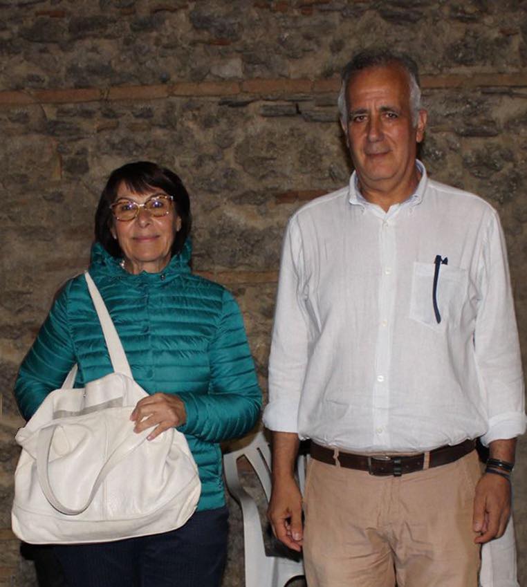 Immagine che contiene persona, vestiti, Viso umano, sorriso Il contenuto generato dall'IA potrebbe non essere corretto.