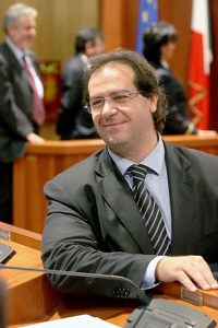 Immagine che contiene persona, vestiti, Viso umano, uomo

Il contenuto generato dall'IA potrebbe non essere corretto.