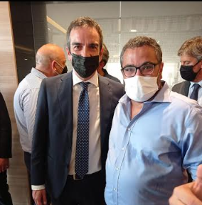 Immagine che contiene persona, vestiti, Viso umano, camicia Il contenuto generato dall'IA potrebbe non essere corretto.