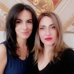 Immagine che contiene persona, Viso umano, sorriso, vestiti

Il contenuto generato dall'IA potrebbe non essere corretto.