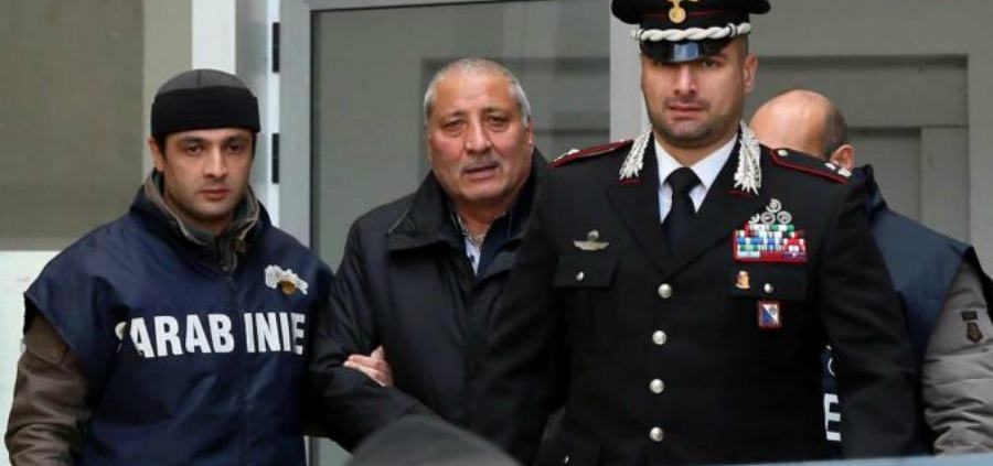 Immagine che contiene persona, Viso umano, Ufficiale, vestiti Il contenuto generato dall'IA potrebbe non essere corretto.