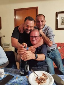 Immagine che contiene persona, Viso umano, vestiti, interno

Il contenuto generato dall'IA potrebbe non essere corretto.