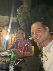 Immagine che contiene persona, Viso umano, vestiti, uomo

Il contenuto generato dall'IA potrebbe non essere corretto.