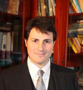 Immagine che contiene persona, Viso umano, vestiti, libro

Il contenuto generato dall'IA potrebbe non essere corretto.