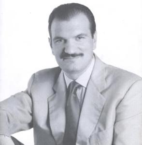 Immagine che contiene persona, Viso umano, vestiti, cravatta

Il contenuto generato dall'IA potrebbe non essere corretto.