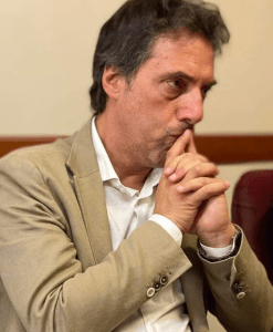 Immagine che contiene persona, Viso umano, vestiti, uomo

Il contenuto generato dall'IA potrebbe non essere corretto.