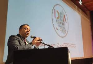 Immagine che contiene testo, microfono, Oratore, Parlare in pubblico

Il contenuto generato dall'IA potrebbe non essere corretto.