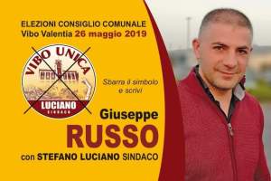 Immagine che contiene testo, persona, vestiti, Viso umano

Il contenuto generato dall'IA potrebbe non essere corretto.