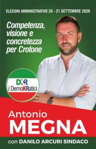 Immagine che contiene testo, poster, vestiti, Viso umano

Il contenuto generato dall'IA potrebbe non essere corretto.