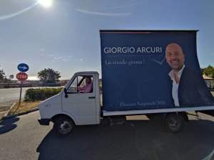 Immagine che contiene testo, trasporto, ruota, aria aperta

Il contenuto generato dall'IA potrebbe non essere corretto.