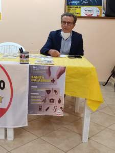 Immagine che contiene testo, vestiti, arredo, persona

Il contenuto generato dall'IA potrebbe non essere corretto.