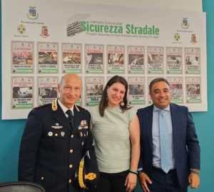 Immagine che contiene testo, vestiti, persona, uomo

Il contenuto generato dall'IA potrebbe non essere corretto.