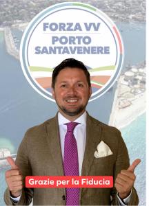 Immagine che contiene testo, vestiti, Viso umano, uomo

Il contenuto generato dall'IA potrebbe non essere corretto.