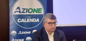 Immagine che contiene testo, Viso umano, Portavoce, Discorso

Il contenuto generato dall'IA potrebbe non essere corretto.