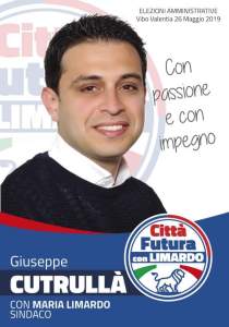 Immagine che contiene testo, Viso umano, sorriso, vestiti

Il contenuto generato dall'IA potrebbe non essere corretto.