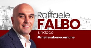 Immagine che contiene testo, Viso umano, uomo, vestiti

Il contenuto generato dall'IA potrebbe non essere corretto.