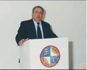 Immagine che contiene testo, Viso umano, vestiti, abito

Il contenuto generato dall'IA potrebbe non essere corretto.