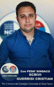 Immagine che contiene testo, Viso umano, vestiti, persona

Il contenuto generato dall'IA potrebbe non essere corretto.