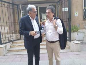 Immagine che contiene vestiti, persona, edificio, Abbigliamento formale

Il contenuto generato dall'IA potrebbe non essere corretto.