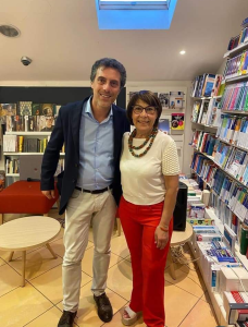 Immagine che contiene vestiti, persona, interno, sorriso

Il contenuto generato dall'IA potrebbe non essere corretto.