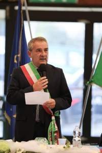 Immagine che contiene vestiti, persona, uomo, Viso umano

Il contenuto generato dall'IA potrebbe non essere corretto.