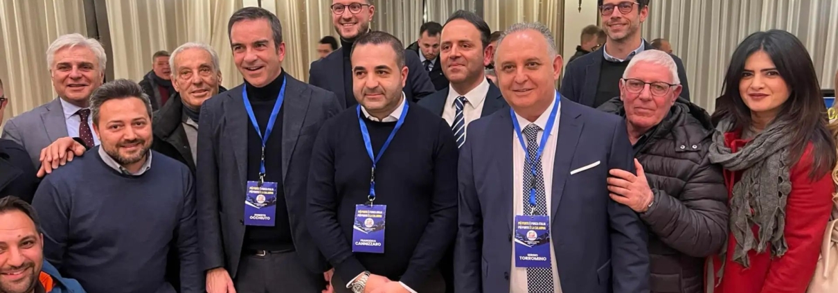 Immagine che contiene vestiti, persona, Viso umano, sorriso Il contenuto generato dall'IA potrebbe non essere corretto.