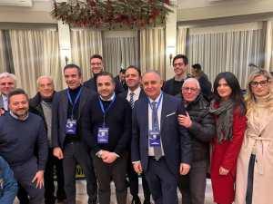 Immagine che contiene vestiti, persona, Viso umano, uomo

Il contenuto generato dall'IA potrebbe non essere corretto.