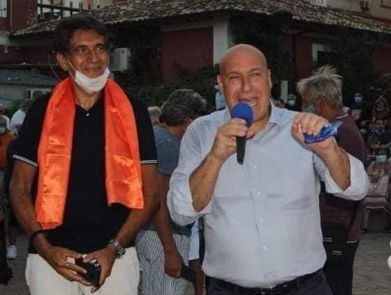 Immagine che contiene vestiti, persona, Viso umano, uomo Il contenuto generato dall'IA potrebbe non essere corretto.