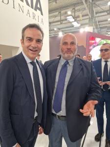 Immagine che contiene vestiti, persona, Viso umano, sorriso

Il contenuto generato dall'IA potrebbe non essere corretto.