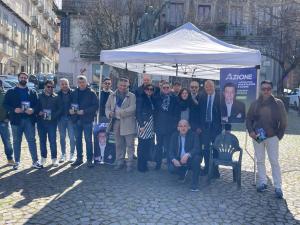 Immagine che contiene vestiti, uomo, aria aperta, persona

Il contenuto generato dall'IA potrebbe non essere corretto.