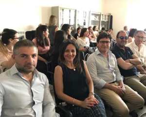 Immagine che contiene vestiti, Viso umano, uomo, persona

Il contenuto generato dall'IA potrebbe non essere corretto.