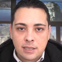 Immagine che contiene Viso umano, persona, sopracciglio, Fronte

Il contenuto generato dall'IA potrebbe non essere corretto.