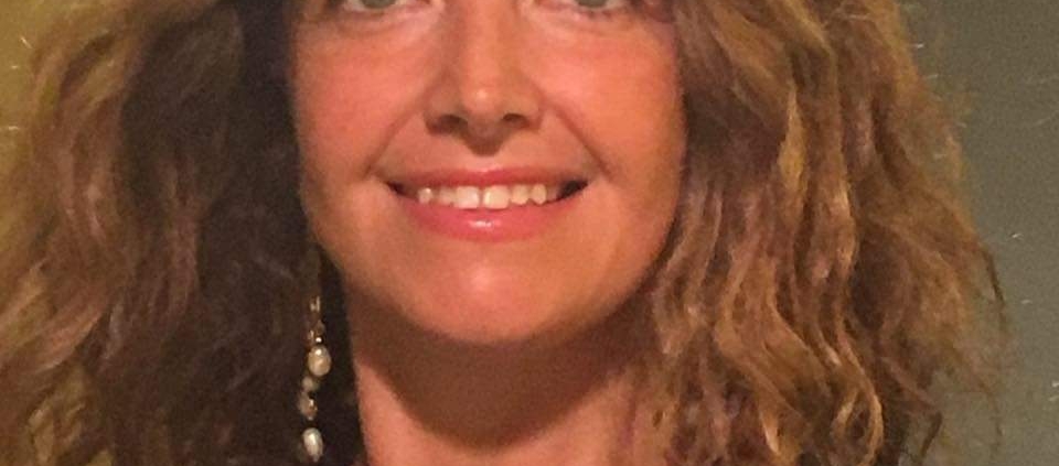 Immagine che contiene Viso umano, persona, sorriso, vestiti Il contenuto generato dall'IA potrebbe non essere corretto.