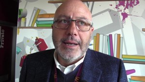 Immagine che contiene Viso umano, persona, vestiti, uomo

Il contenuto generato dall'IA potrebbe non essere corretto.