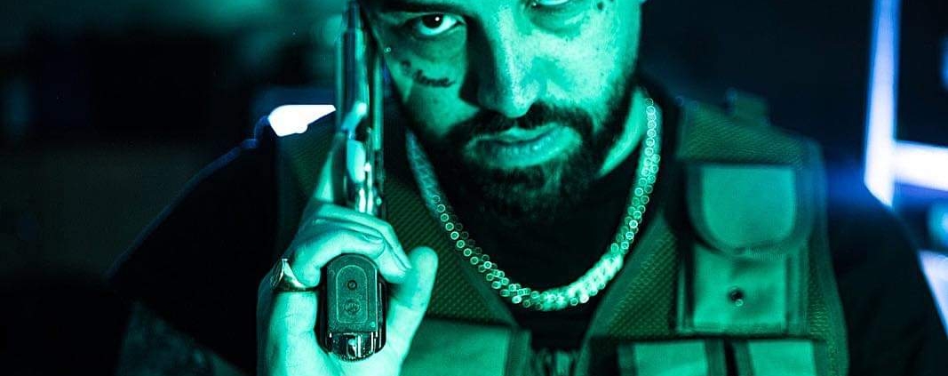 Immagine che contiene Viso umano, persona, vestiti, uomo Il contenuto generato dall'IA potrebbe non essere corretto.