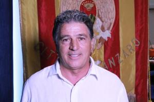 Immagine che contiene Viso umano, persona, vestiti, sorriso

Il contenuto generato dall'IA potrebbe non essere corretto.