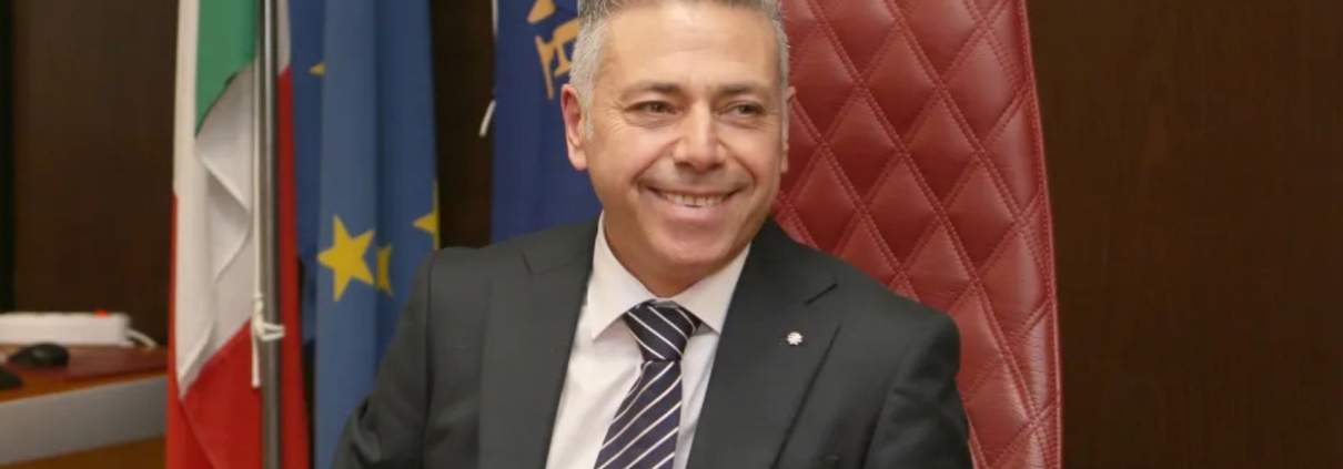 Immagine che contiene Viso umano, persona, vestiti, cravatta Il contenuto generato dall'IA potrebbe non essere corretto.