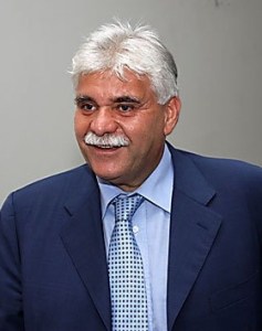 Immagine che contiene Viso umano, persona, vestiti, camicia

Il contenuto generato dall'IA potrebbe non essere corretto.