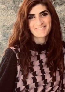 Immagine che contiene Viso umano, persona, vestiti, sorriso

Il contenuto generato dall'IA potrebbe non essere corretto.